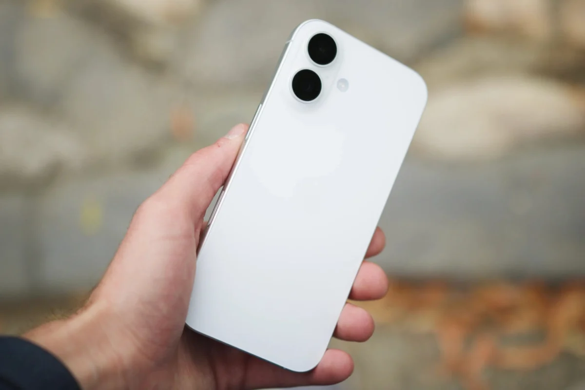The 2026 Smartphone Landscape: Navigating a Market Defined by AI, Foldables, and the Global Memory Crisis