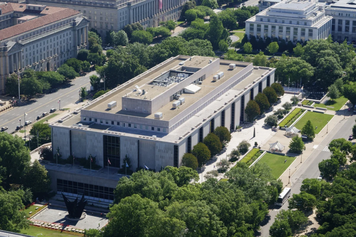 The Battle for the American Narrative: White House Escalates Campaign Against Smithsonian Over “Extreme Political Activism”